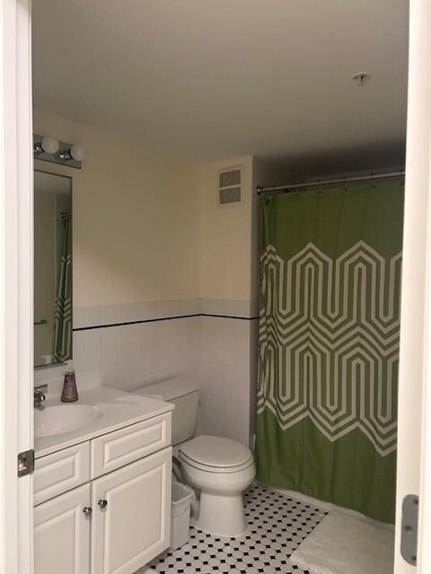 Primary bathroom with vanity, toilet, and tub/shower.
